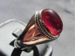 انگشتر عقیق سرخ یمنی کهنه فدیوم مدل فیلی اثر استاد کاوه  کد A-535