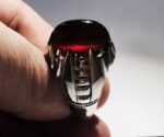 انگشتر عقيق سرخ آلبالويی يمنی كهنه آبدار با پايه فديوم مدل هلالی  کد A-615 - تصویر 3