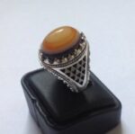 انگشتر عقیق سه پوست کهنه یمنی مدل خاص  کد A-561