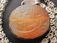 گردنی کهنه خطی با قاب صفوی و خط زیبا با ذکر کهنه یا علی ابن ابیطالب