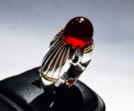 انگشتر عقیق سرخ یمنی کهنه طیف البالویی پایه فدیوم مدل ۴ اشک کد A-598 - تصویر 3