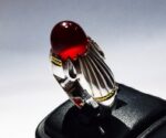 انگشتر عقیق سرخ یمنی کهنه طیف البالویی پایه فدیوم مدل ۴ اشک کد A-598 - تصویر 2