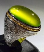 انگشتر عقیق سبز کاهویی درشت و قواره دار کهنه با طبعی یمنی پایه فدیوم مدل فیلی با گوارسه های طلا و قلم دست اثری خاص از استاد مهرداد غلامرضا