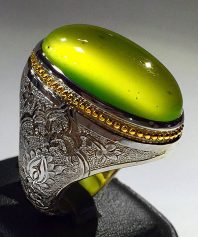انگشتر عقیق سبز کاهویی درشت و قواره دار کهنه با طبعی یمنی پایه فدیوم مدل فیلی با گوارسه های طلا و قلم دست اثری خاص از استاد مهرداد غلامرضا انگشتر عقیق سبز کاهویی درشت و قواره دار کهنه با طبعی یمنی پایه فدیوم مدل فیلی با گوارسه های طلا و قلم دست اثری خاص از استاد مهرداد غلامرضا
