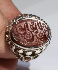 انگشتر عقیق خطی کهنه متن يا علي الا علي پایه فدیوم دست ساز مدل اشک برعکس