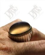 انگشتر عقیق جز یمنی کهنه نهایت طبع و رنگ و‌ اصالت بسیار آبدار پایه فدیوم دست ساز مدل شیاری با ساختی حرفه ای و بی نقص با مهر رسول تهران  کد A-1135