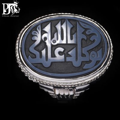 انگشتر عقیق سه پوست خطی سبک کوفی تزیینی ذکر توکلت علی الله