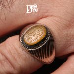 انگشتر فاخر اصیل و کلکسیونی عقیق زرد یمنی پشت کاس حکاکی ممتاز (دوره قاجار) ذکر ((ماشاالله صغیر)) کد EGR-395