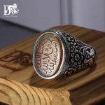 انگشتر اصیل و کلکسیونی قلم بینظیر مرحوم (( میرزا جعفر قدیمیان ))بسیار زیبا و ممتاز رکاب دست ساز نقره قدیم عقیق زرد جز یمانی ذکر زیبای ( ماشاالله صغیر )حکاکی کهنه ممتاز (( ثلث ریحان )) مربوط به(( عصر صفویه )) کد EGR-404